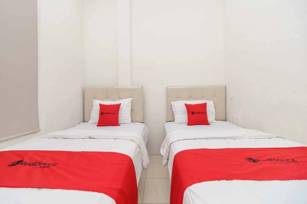RedDoorz Twin Room