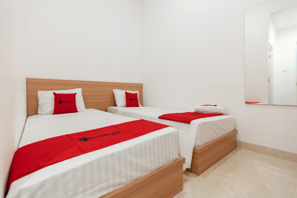 RedDoorz Twin Room