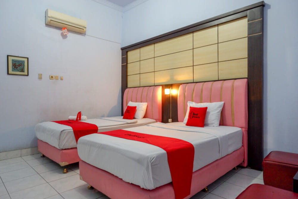 RedDoorz Deluxe Twin Room