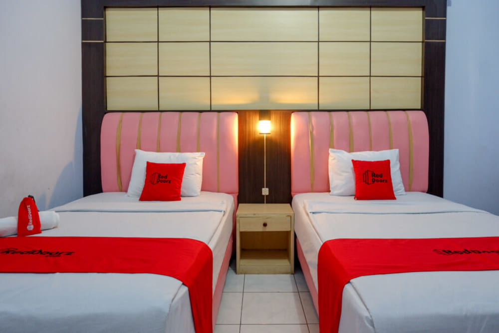 RedDoorz Twin Room
