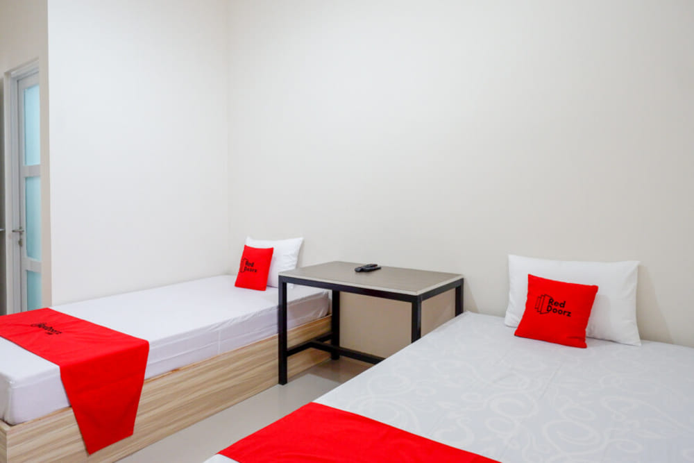 RedDoorz Twin Room