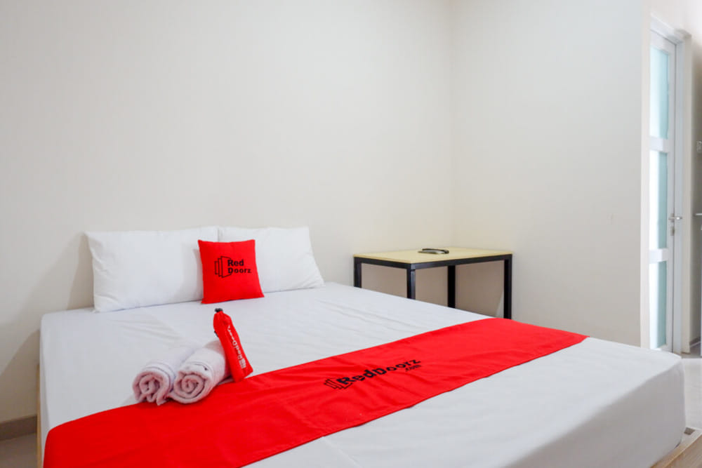 RedDoorz Deluxe Room