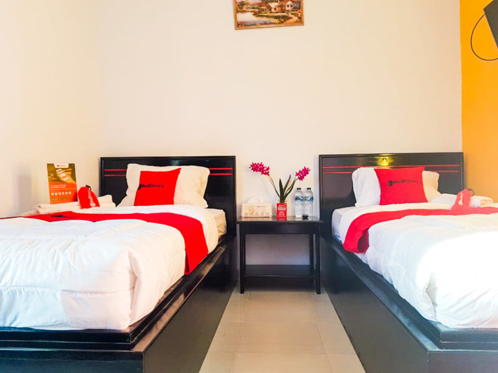 RedDoorz Twin Room