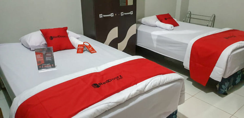 RedDoorz Twin Room