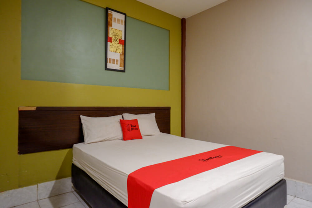 RedDoorz Superior Room