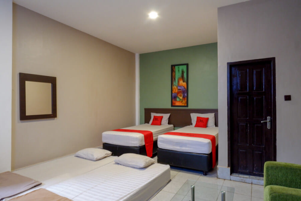 RedDoorz Family Room
