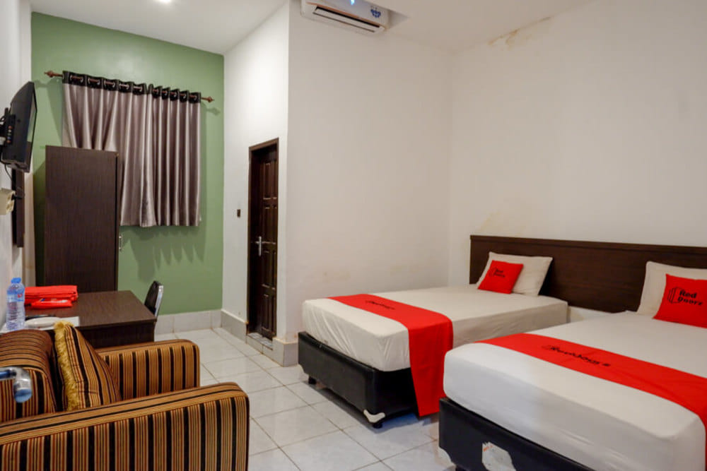 RedDoorz Deluxe Twin Room
