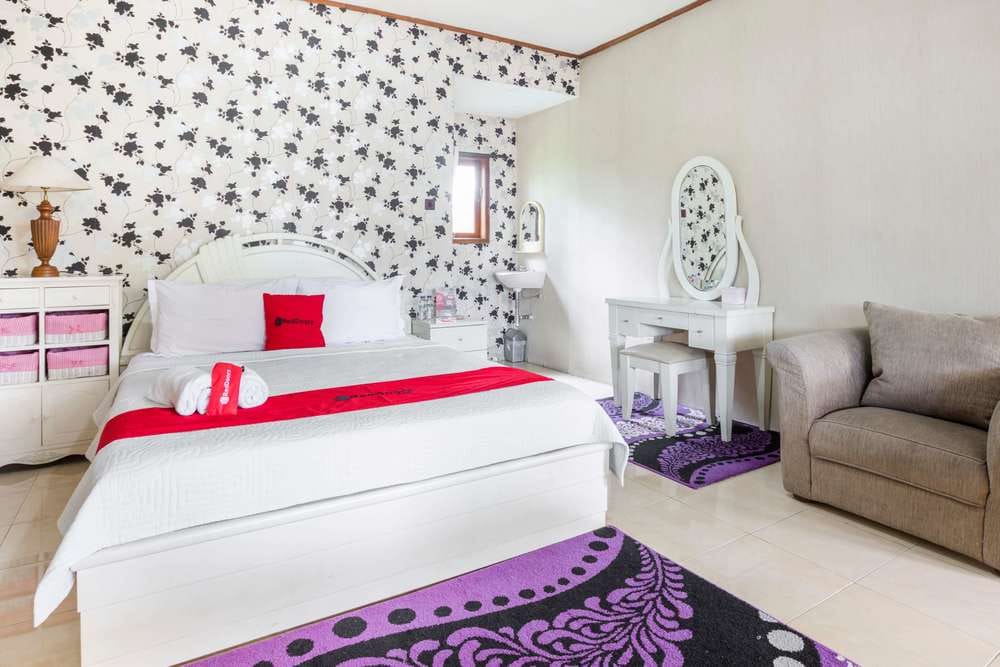 RedDoorz Deluxe Room
