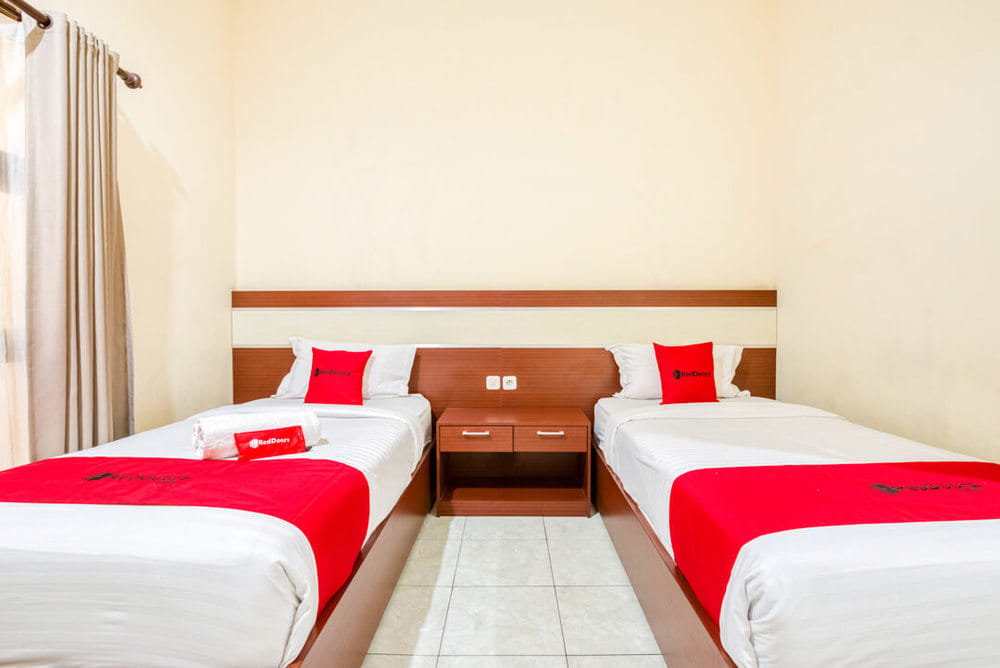 RedDoorz Twin Room