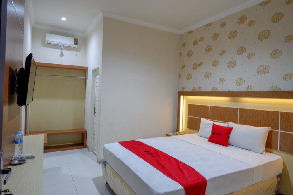 RedDoorz Deluxe Room