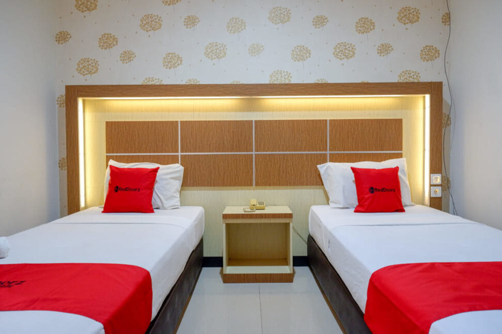 RedDoorz Twin Room