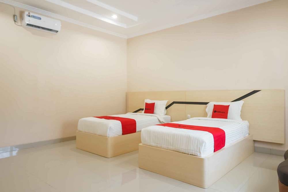 RedDoorz Twin Room