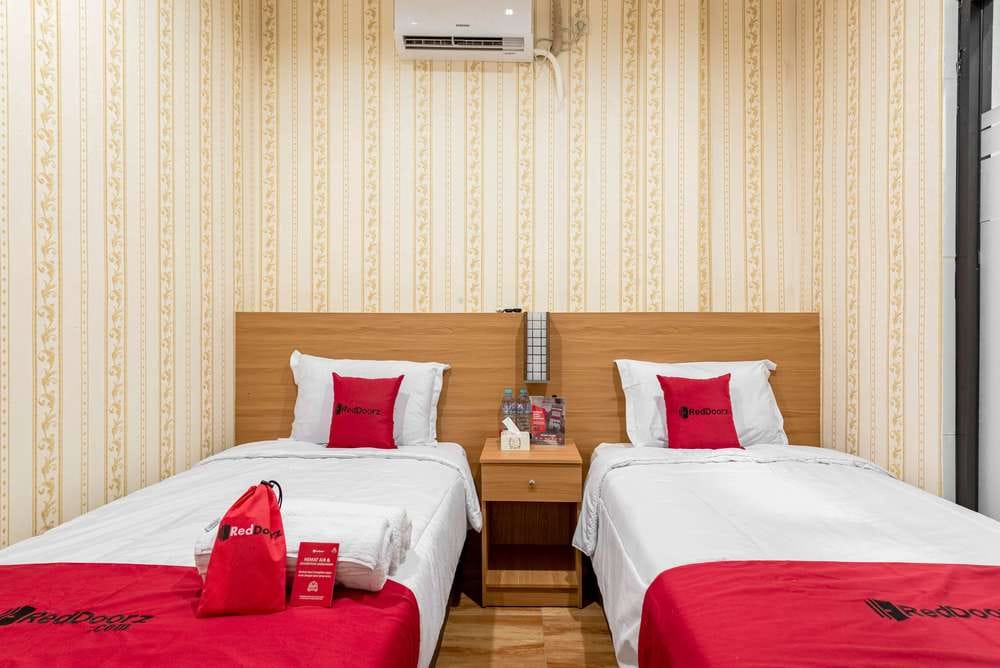 RedDoorz Twin Room