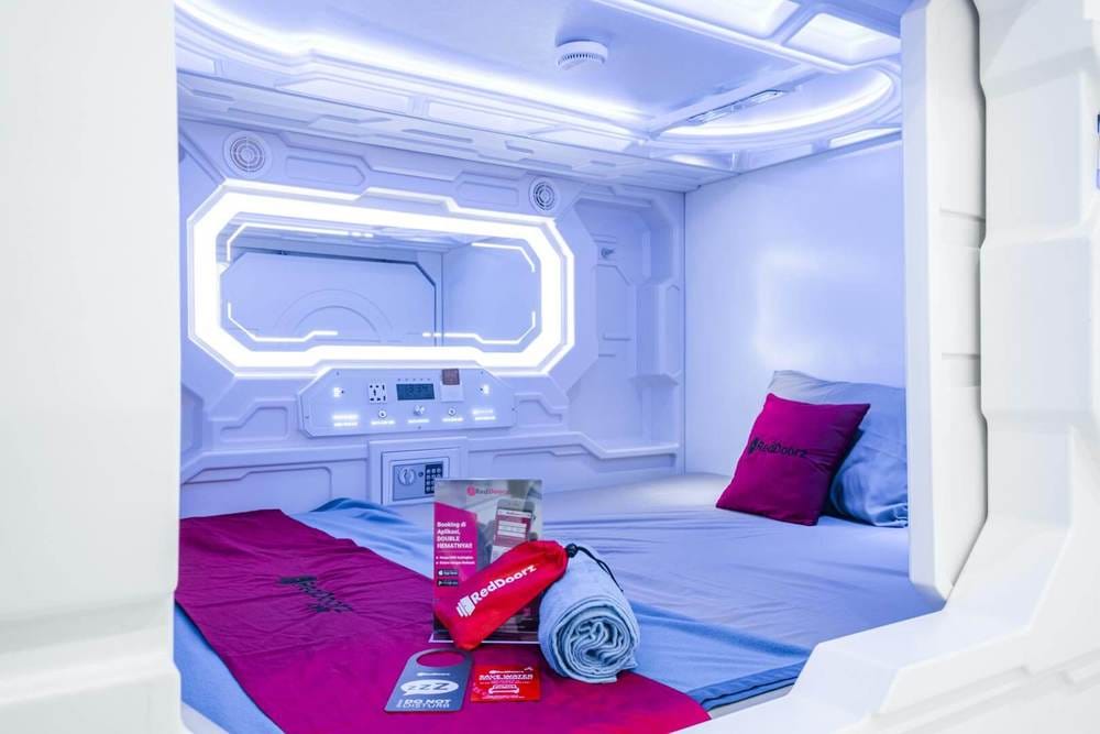 Single bed in mixed dormitory