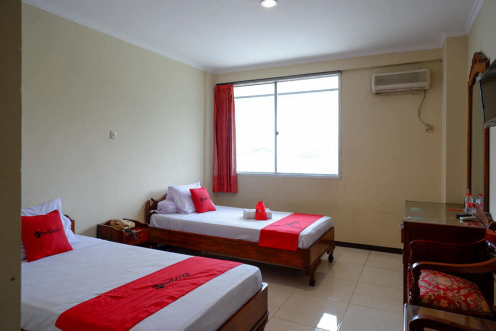 RedDoorz Twin Room