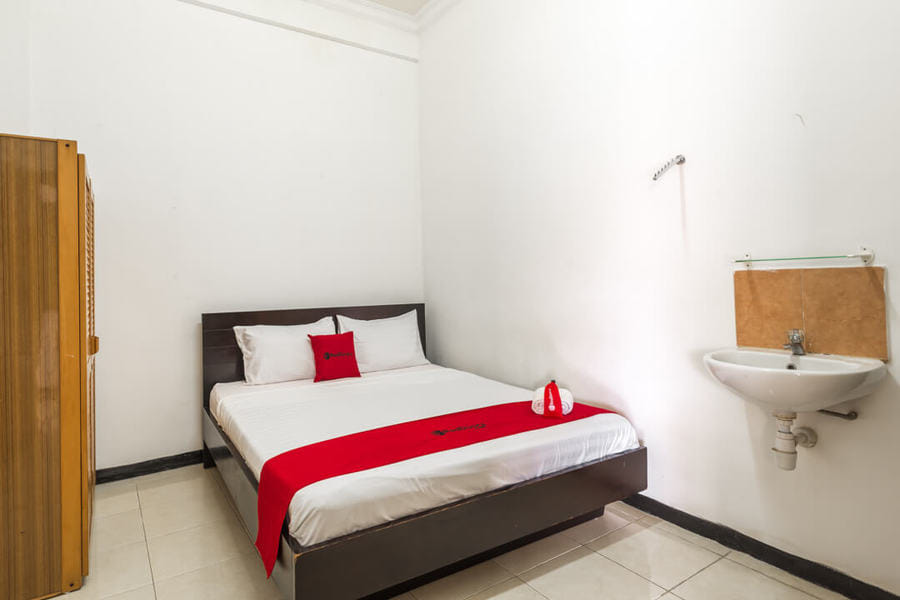 RedDoorz near Widya Mandala University