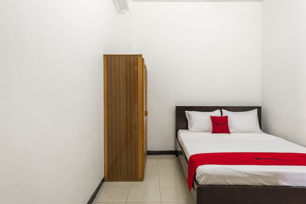 RedDoorz Deluxe Room