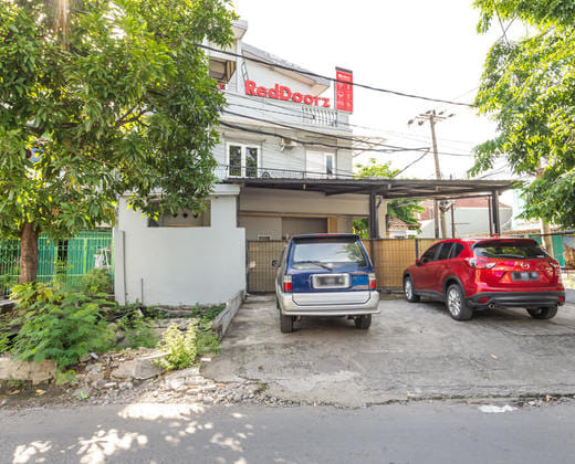 RedDoorz near Widya Mandala University