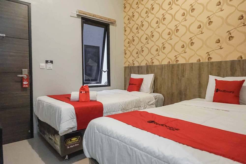 RedDoorz Twin Room