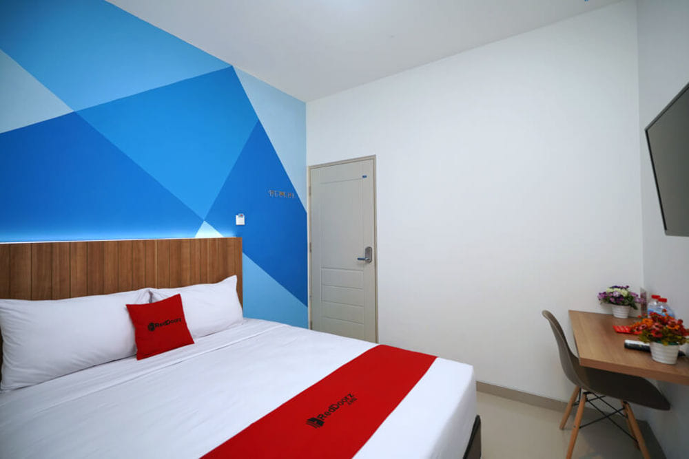 RedDoorz Deluxe Room