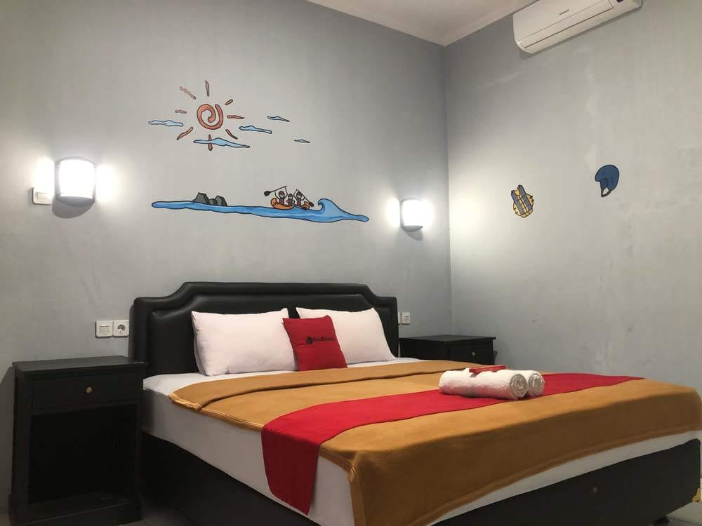 RedDoorz Deluxe Room
