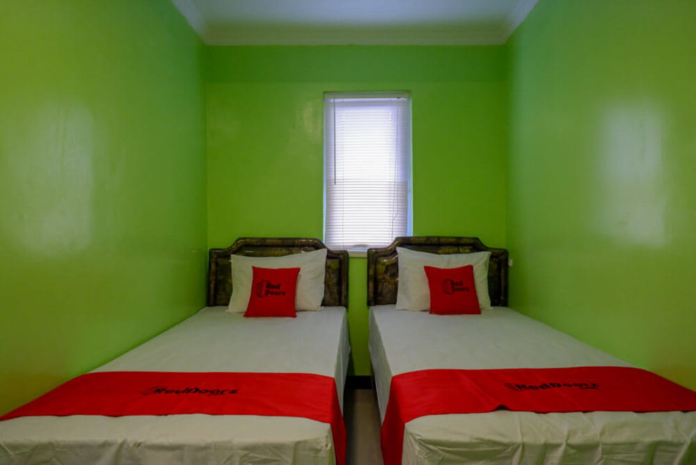 RedDoorz Twin Room