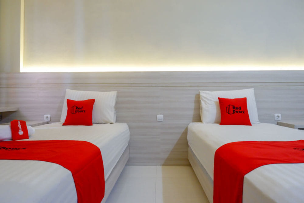 RedDoorz Twin Room