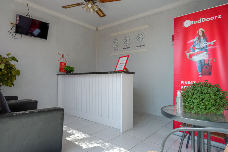 RedDoorz near Padang Golf Adisucipto 