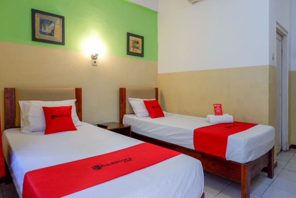 RedDoorz Twin Room