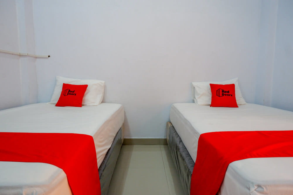 RedDoorz Twin Room