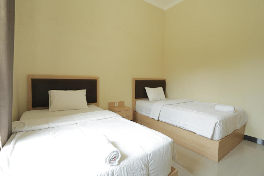 Standard Twin Room with Shared Bathroom
