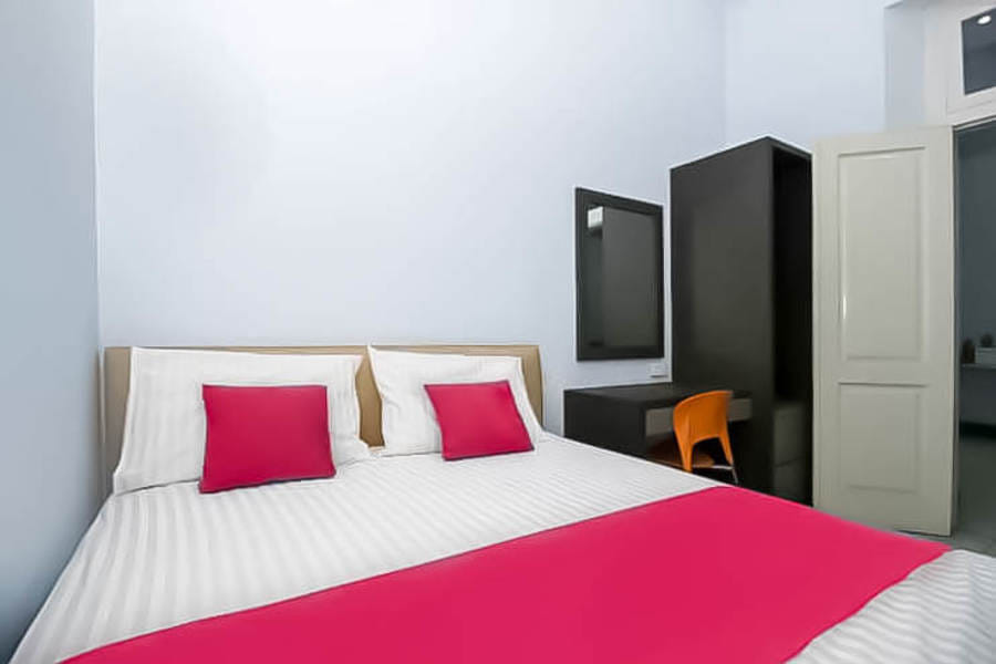 RedDoorz near Stasiun Lawang.