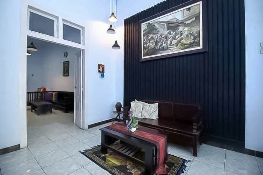 RedDoorz near Stasiun Lawang.