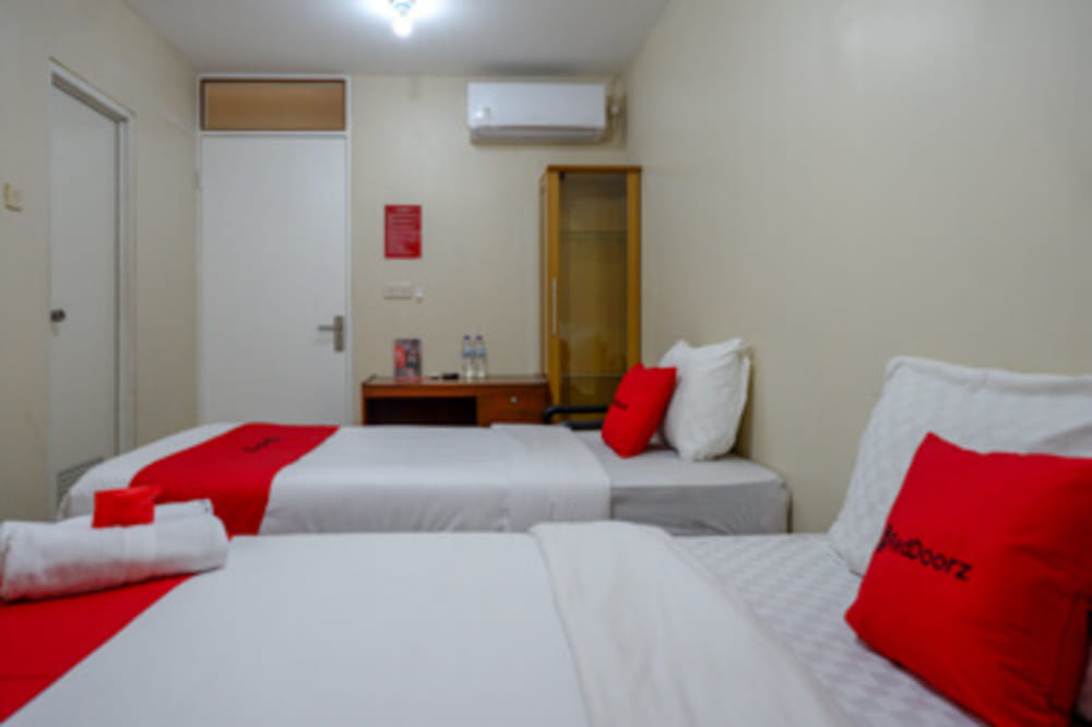RedDoorz Twin Room