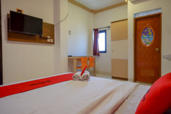 RedDoorz Plus near Ciputra Mall Simpang Lima 2