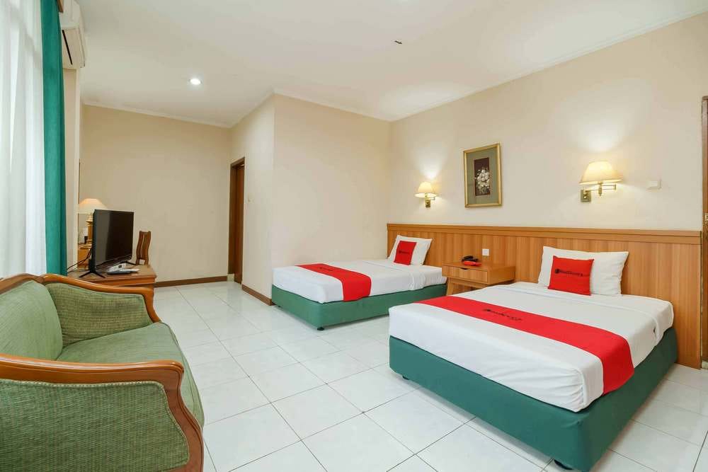 RedDoorz Twin Room