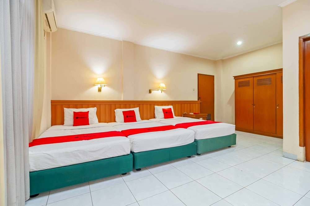 RedDoorz Triple Room