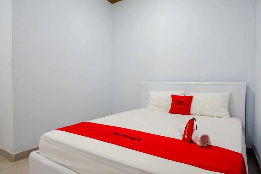 RedDoorz Syariah @ Gatot Subroto Street Bandung 4.