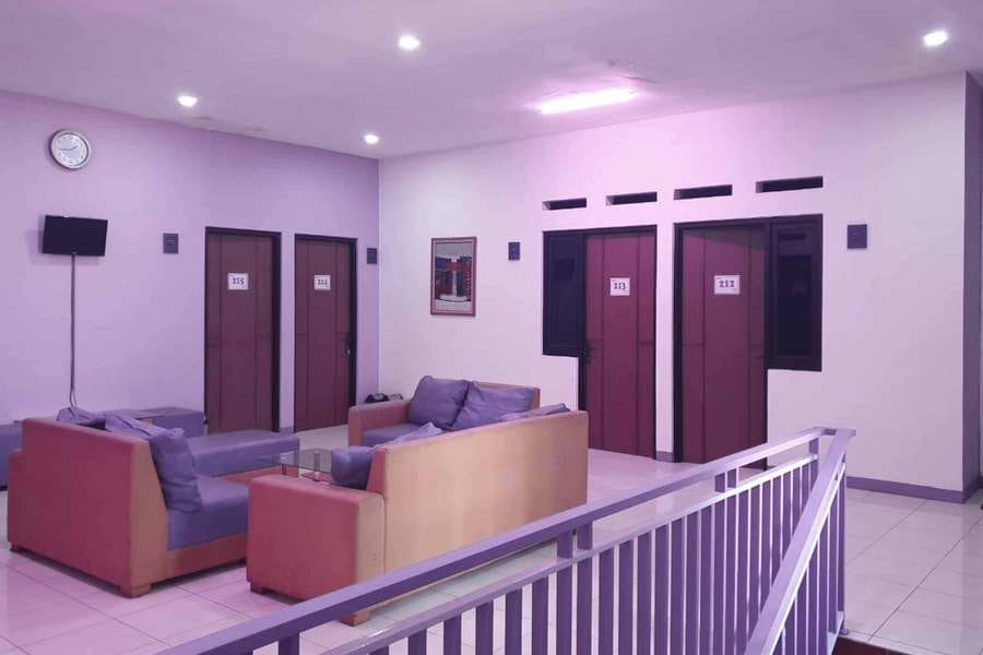 RedDoorz Syariah @ Gatot Subroto Street Bandung 4.