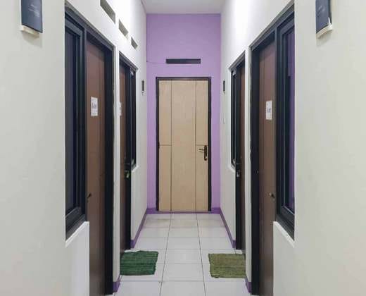 RedDoorz Syariah @ Gatot Subroto Street Bandung 4.