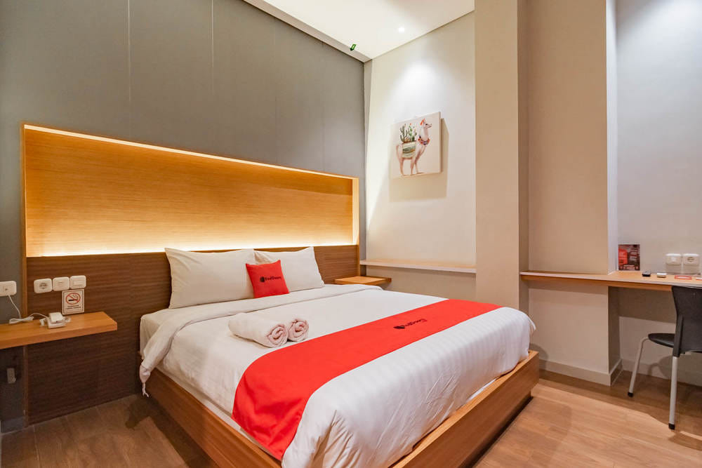 RedDoorz Deluxe Double Room
