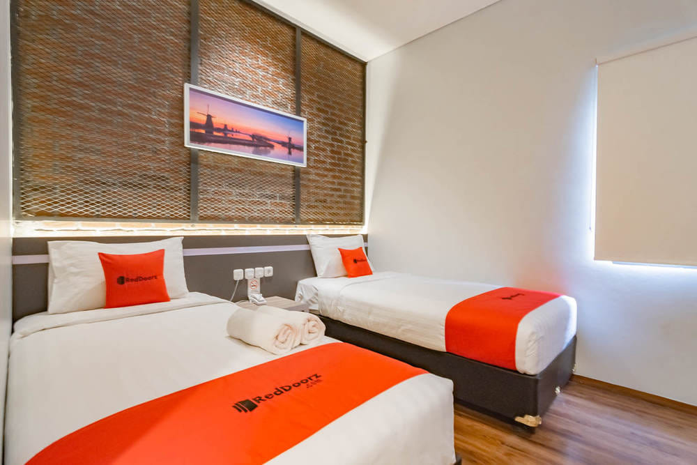 RedDoorz Deluxe Twin Room