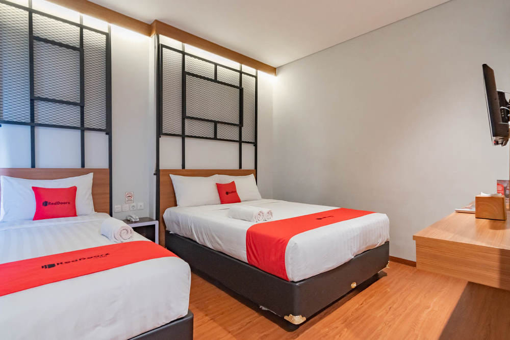 RedDoorz Deluxe Triple Room