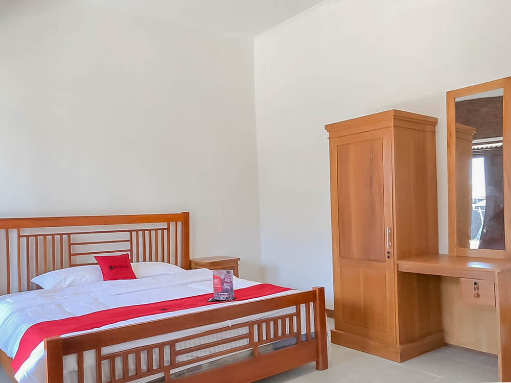 RedDoorz Deluxe Room