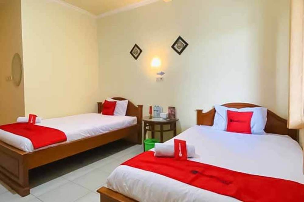 RedDoorz Twin Room