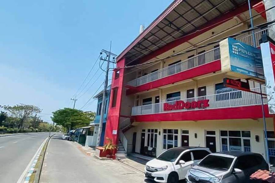 RedDoorz Syariah near T1 Juanda Airport 2