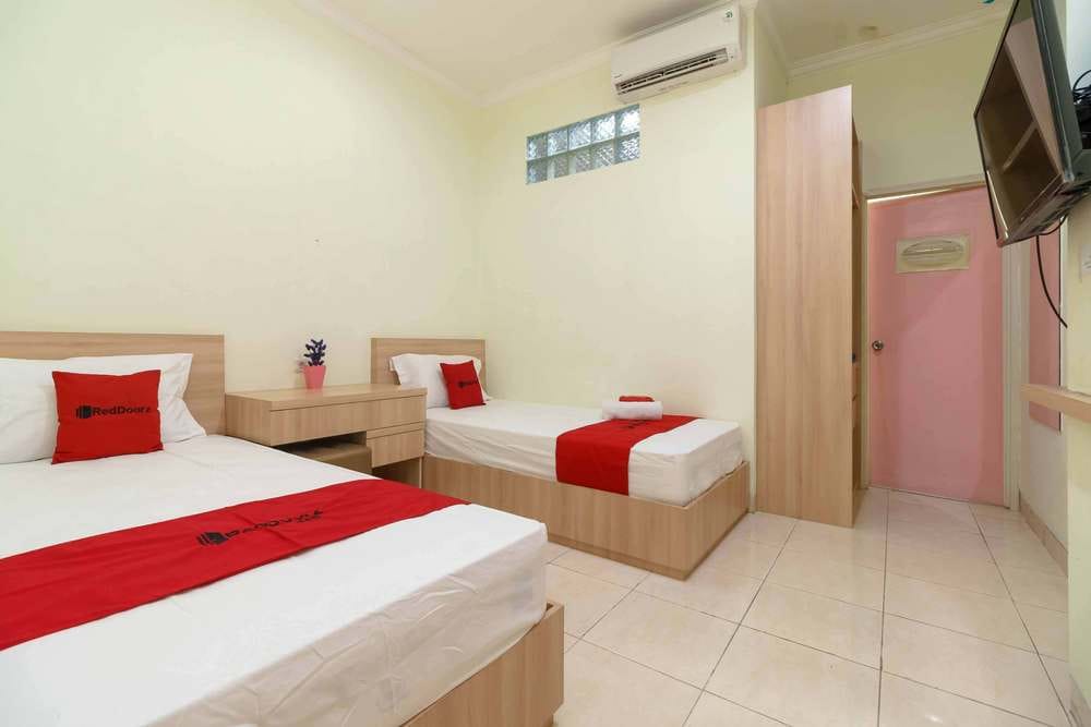 RedDoorz Twin Room