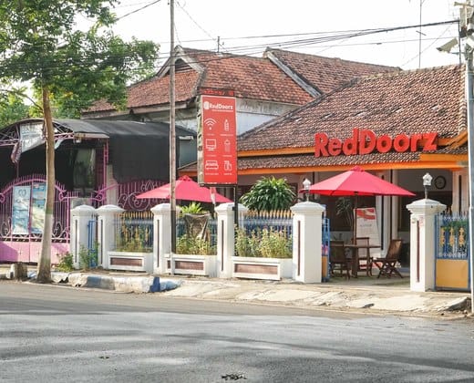 RedDoorz Plus @ Alun Alun Nganjuk