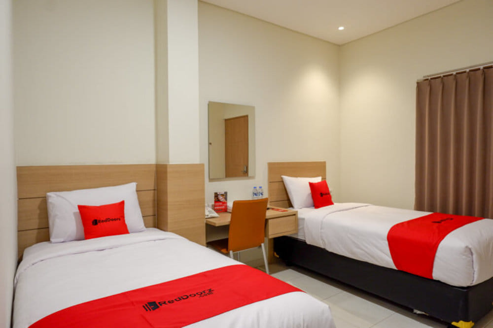 RedDoorz Twin Room
