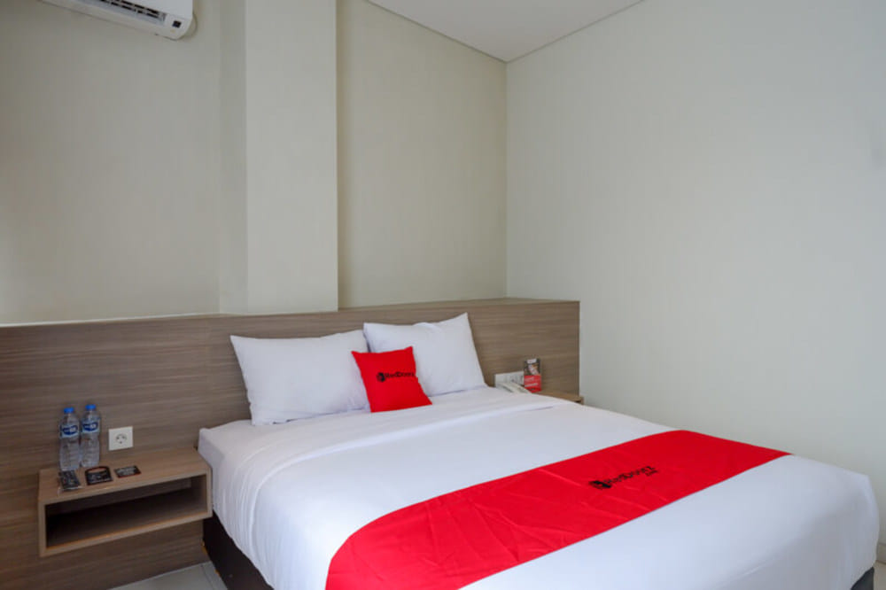 RedDoorz Deluxe Room